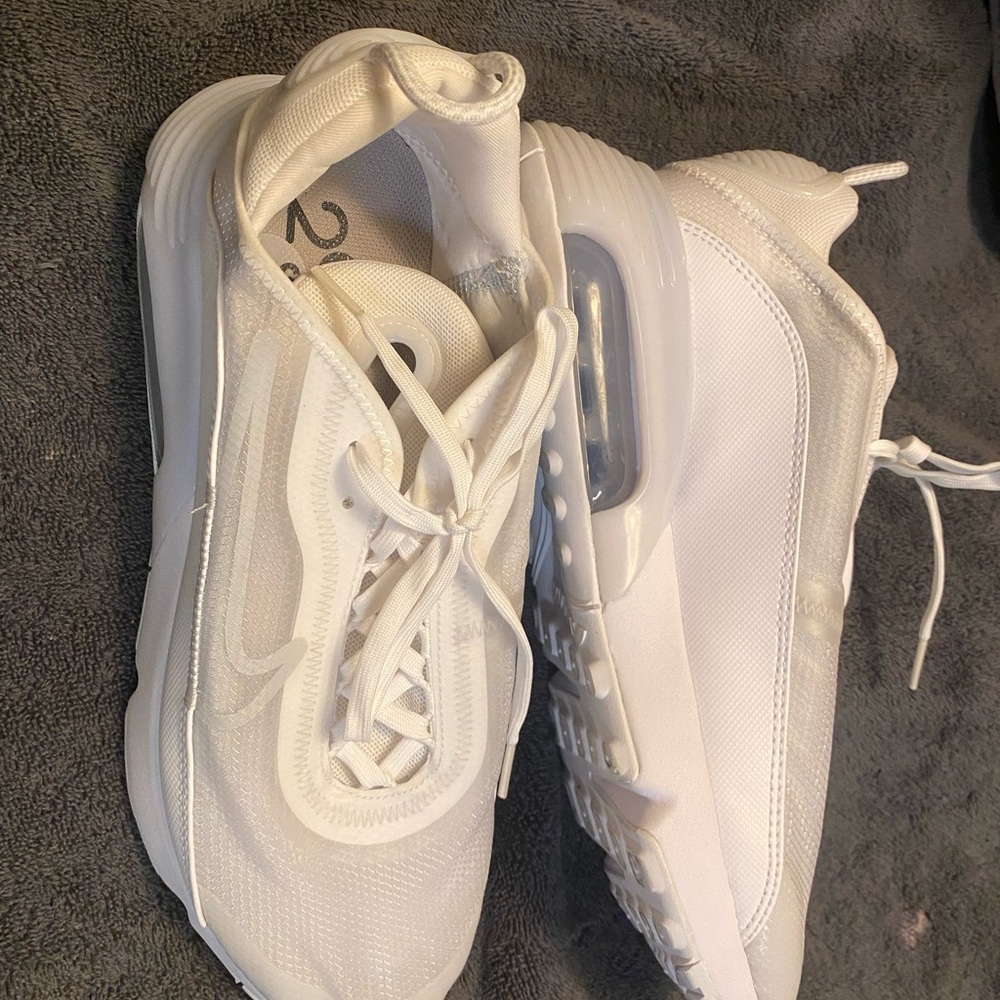 Brand new white Nikes, 9 1/2